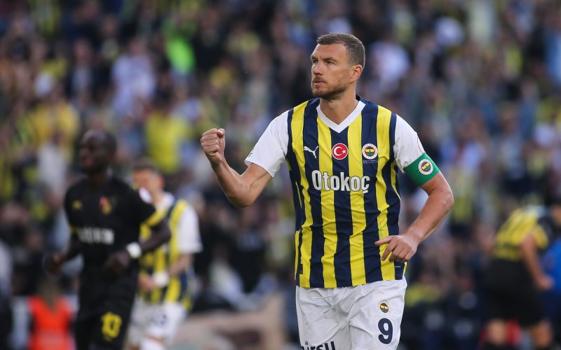 👋 Mourinho detta subito legge: Dzeko pronto a partire. Offerte arabe per lui