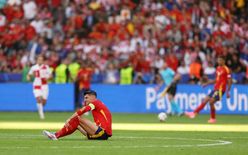 😯 Spagna, Morata falciato da uno steward: a rischio la finale?