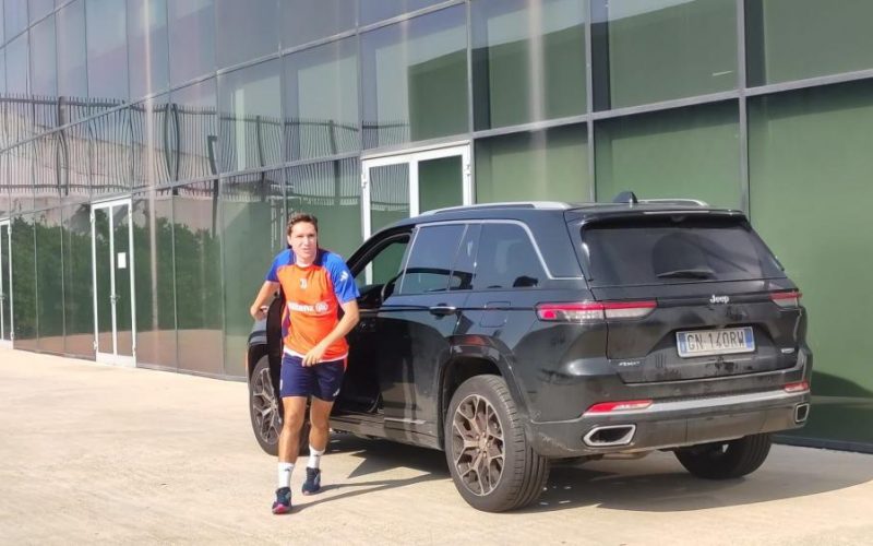 🎥 Chiesa è rientrato a Torino: foto e autografi ai tifosi presenti al J|Medical