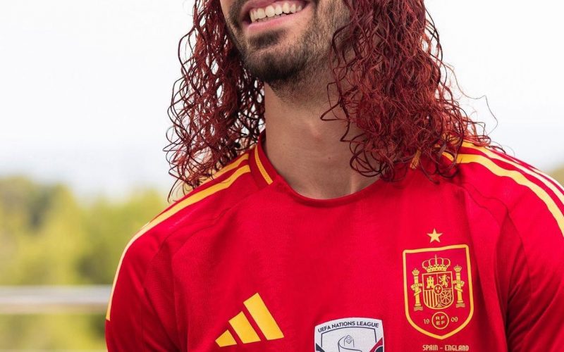 📸 Cucurella mantiene la promessa: capelli tinti di rosso dopo la conquista di Euro2024 😂