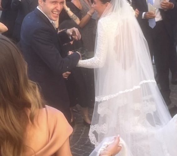 🎥 Show al matrimonio di Chiesa: foto e autografi prima della cerimonia, tifosi gli chiedono di rinnovare 😅