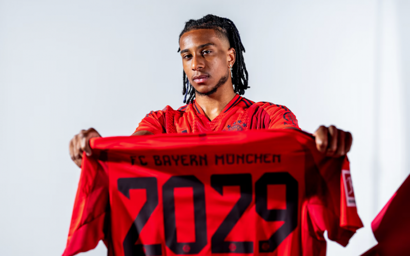 🎥 Olise, cosa fai? Sponsor rimossi e bisticcio con un tesserato del BVB a bordo campo 🤨