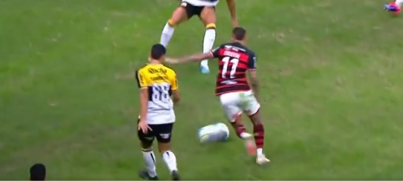 🎥 Pallone lanciato… verso un altro pallone: rigore FOLLE in Brasile