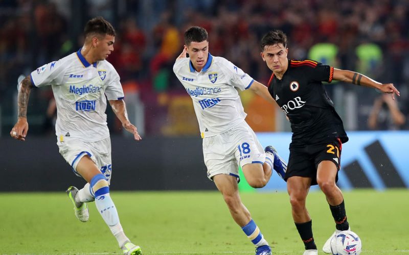 Accoglienza 🤯 per Soulé a Roma. Spunta il messaggio di Dybala: “Visto che roba? Abituati”