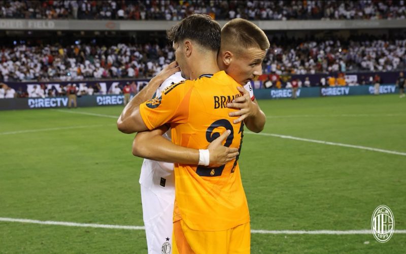 📸 Brahim ritrova il Milan: abbraccio a Camarda e maglia scambiata con Calabria ❤️