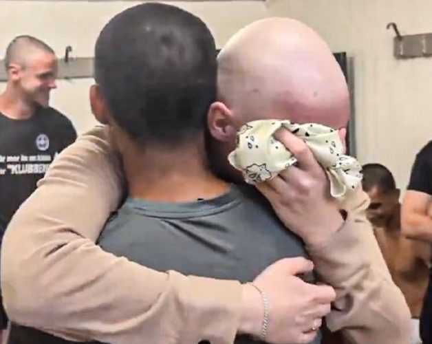 🎥 Il capitano ha il cancro, i giocatori dell’AIK Kalmar lo accolgono coi capelli rasati a zero: la sua reazione è 🥹