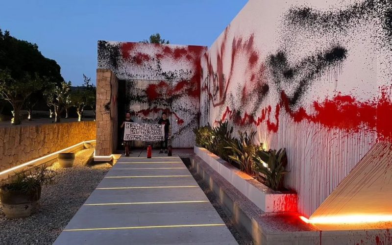 🎥 Ambientalisti imbrattano la villa di Messi a Ibiza: “Abusiva, ricchi responsabili del cambiamento climatico” 😱
