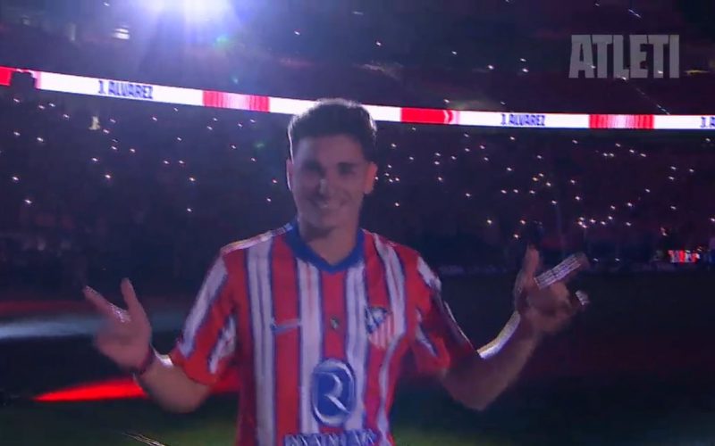 🎥 Cori, ovazione e bambini vestiti da Spiderman: l’Atletico presenta Julian, il Metropolitano è 🤩