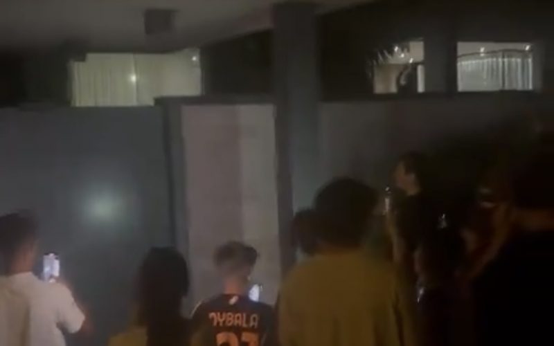 🎥 Tifosi della Roma PAZZI di Dybala dopo il no all’Arabia: folla 🤯 sotto casa della Joya