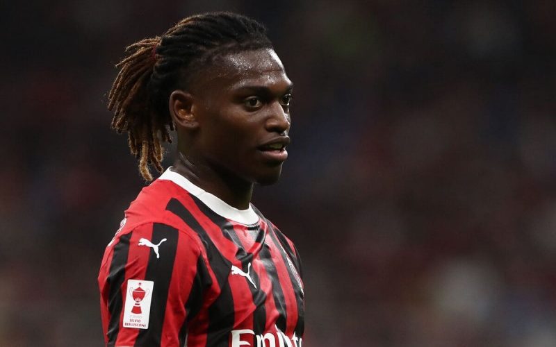 ❌ Prova opaca per Leao in Champions, lascia San Siro 15 minuti dopo il fischio finale