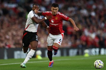 Lisandro Martinez a Dubai prima del rientro al Manchester United. Il motivo? Allenarsi al caldo