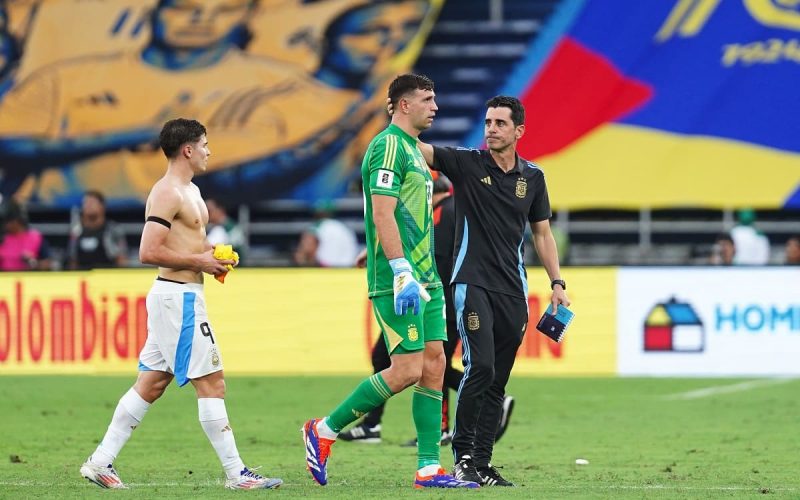 🎥 Dibu, che combini? Schiaffo alla telecamera dopo la sconfitta 😱