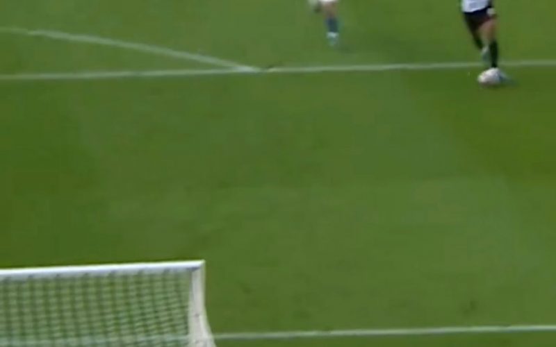 🎥 INCREDIBILE in Championship: contropiede a porta vuota, il goal sbagliato dal Derby è 😳