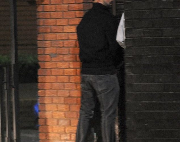 📸 Walker ci ricasca! Sorpreso (ancora) a urinare per strada: ecco cosa rischia 🤦🏻‍♂️