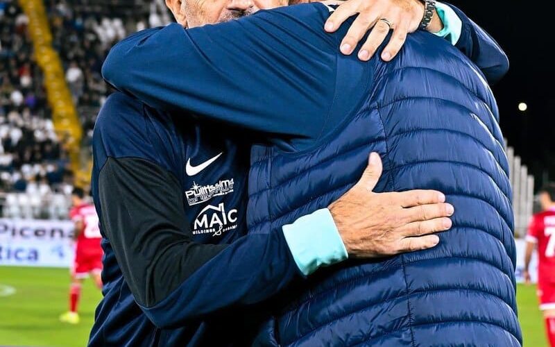 📸 Dal calcio nel sedere… all’abbraccio: l’incontro Di Carlo-Baldini 17 anni dopo è 🥰