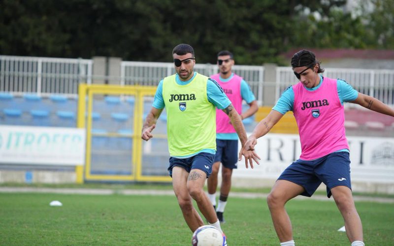 📸 Baldini non smette mai di sorprendere: il suo Pescara si allena… con un occhio bendato 🤔