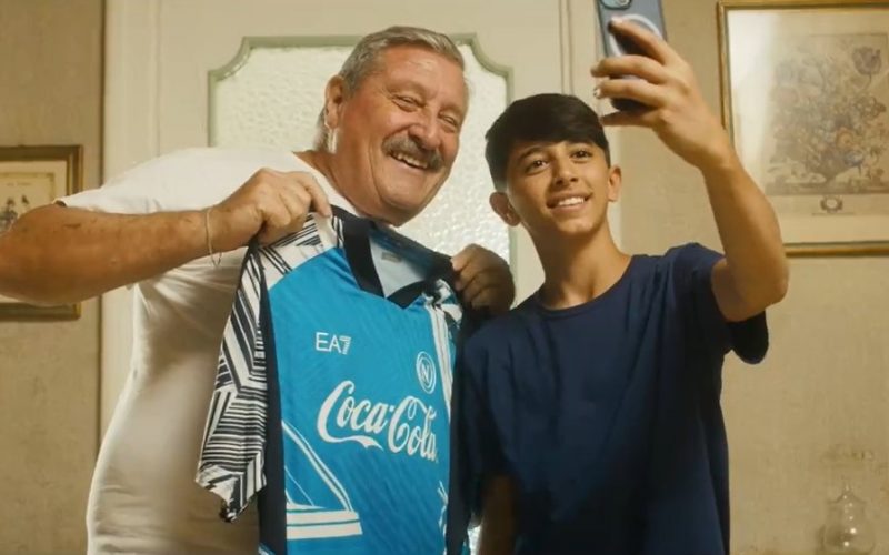 🎥 Il Napoli presenta il kit pre-gara con Starace. Il video è 🤣