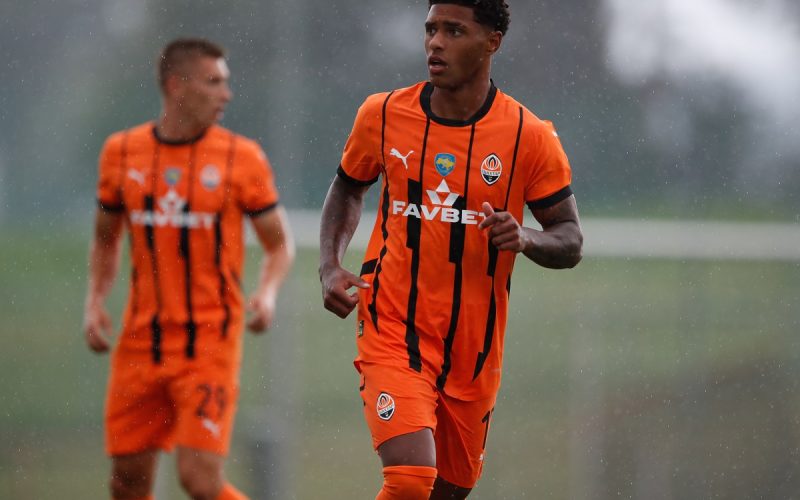 😱 Vinicius Tobias si tatua il nome di una bambina, ma il padre non è lui