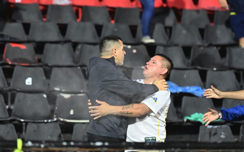 🎥 ASSURDO in Boca-Gimnasia: scontri tra tifosi, a placare la guerriglia è… Riquelme! 🤯