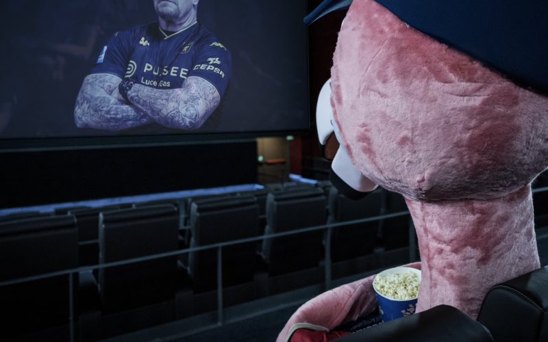 🤣 Il Cagliari risponde ad Undertaker con… Pully! La foto è geniale 📸