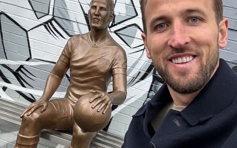 📸 Kane inaugura la sua statua, gli utenti ironizzano sulla scarsa somiglianza: “Brutta copia di Beckham” 🤦🏻‍♂️