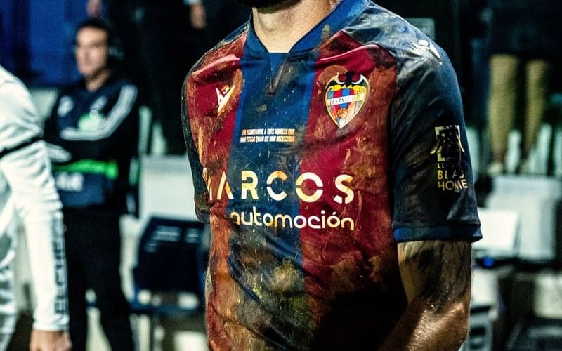 📸 Maglie ‘infangate’ per le vittime dell’alluvione di Valencia: la bellissima iniziativa del Levante ❤️
