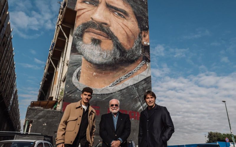 📸 Il Napoli omaggia Maradona a 4 anni dalla scomparsa: ADL, Conte e Di Lorenzo in visita ai murales di Diego ♾️