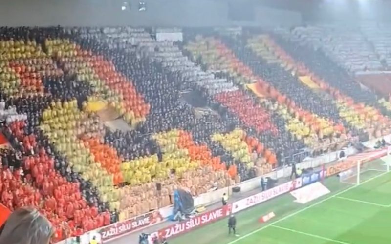 🎥 Impermeabili di colori diversi per tutta la gara: la coreografia dei tifosi dello Slavia Praga è 😍
