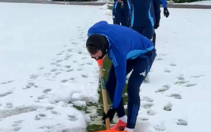🎥 Campo del Leicester impraticabile per neve? Ci pensa Vardy! Il capitano si mette a spalare… a modo suo 😅