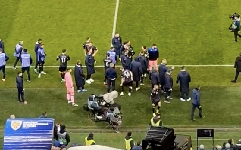 🚨 Romania-Kosovo, caos totale: giocatori lasciano il campo, match sospeso. La ricostruzione