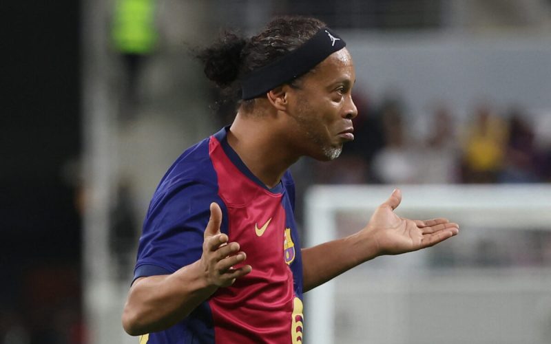 🎥 Ronaldinho INFINITO: la magia su punizione nel Clasico Legends è 😍