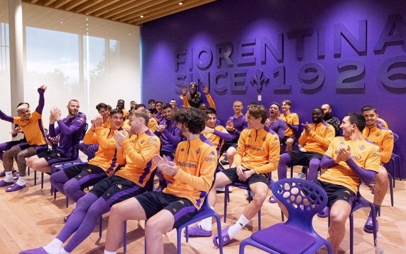 🎥 Bove fa visita alla Fiorentina al Viola Park: l’accoglienza dei compagni è 😍
