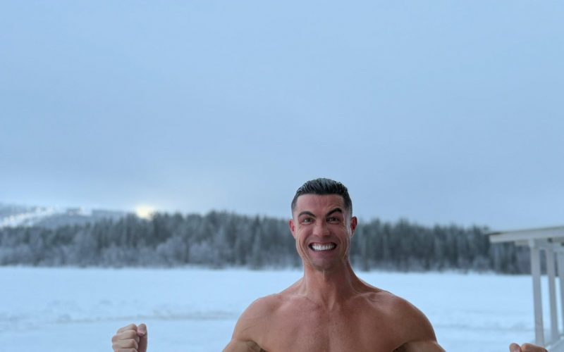📸 Gli speciali auguri di Natale di CR7: il portoghese a petto nudo… in Lapponia 😅