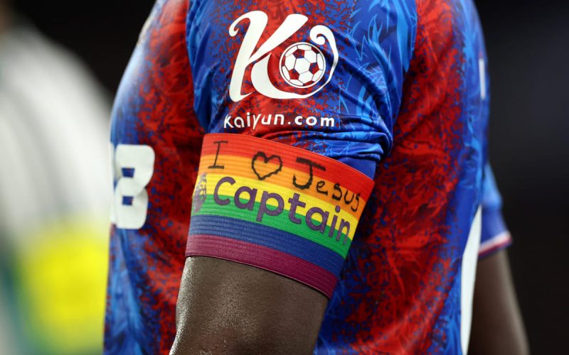 📸 “Amo Gesù” sulla fascia arcobaleno LGBTQ+: Guéhi rischia una maxi sanzione 😶