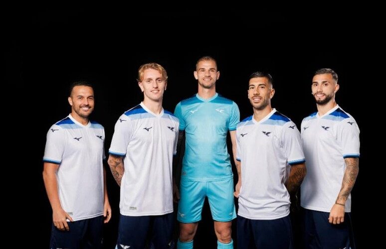😍 Maglia celebrativa per i 125 anni della Lazio: debutto col Como. I dettagli