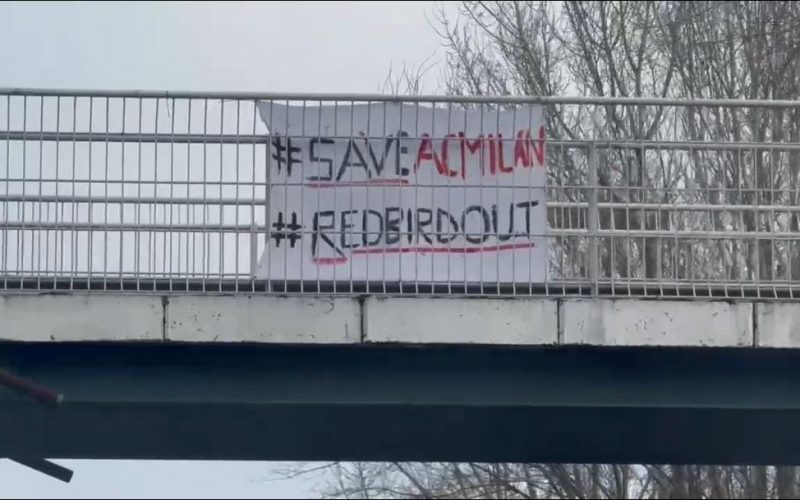 📸 Tifosi del Milan furiosi, striscione contro la proprietà: “#Redbirdout”