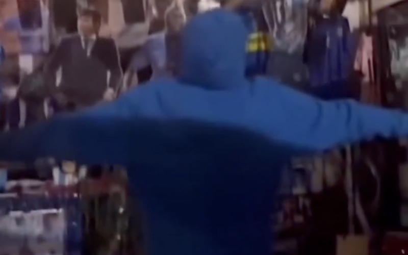 🎥 Kvara fa piangere Napoli: il saluto al murales di Maradona è 🥹