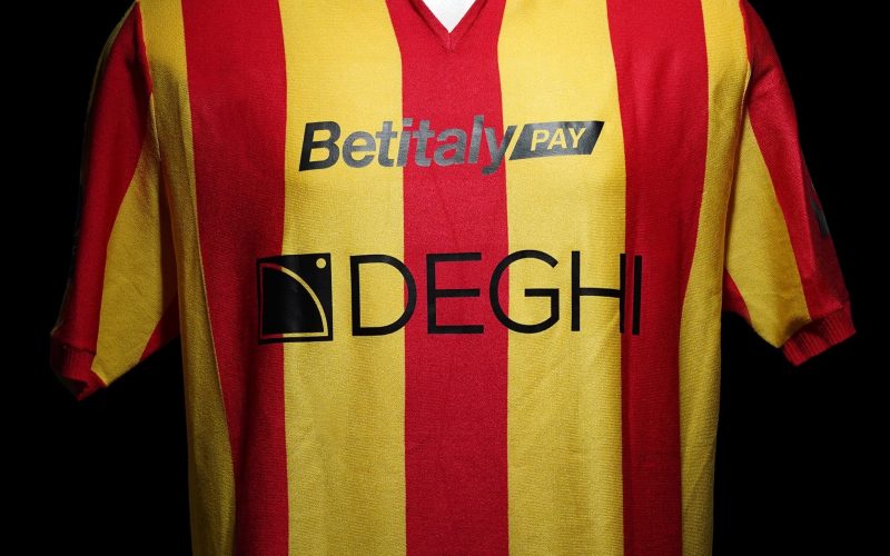 📸 Lecce, maglia retrò con la Roma: che omaggio per i 117 anni del club 🤩