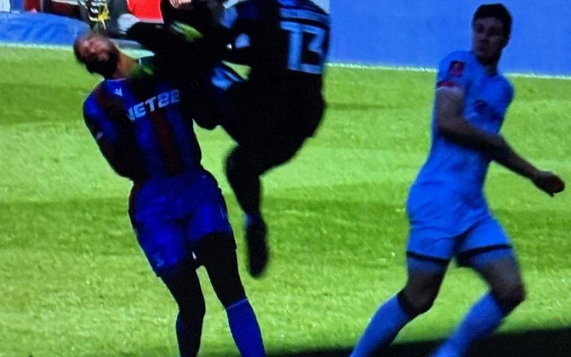 😱 Uscita KILLER di Roberts che stende Mateta. L’attaccante lascia il campo in barella