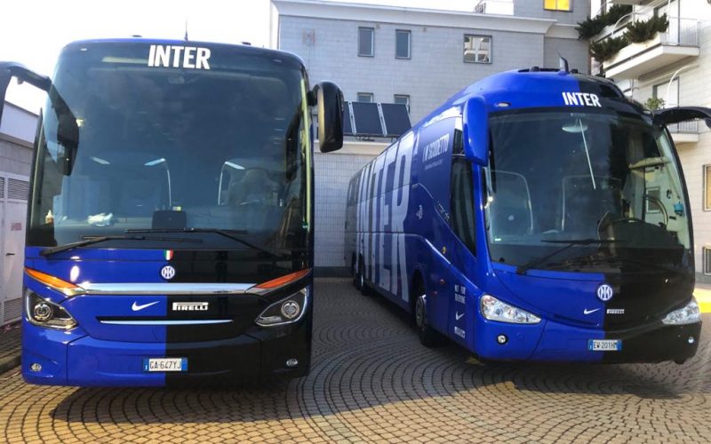 ❌ Clima infuocato a Barcellona, lancio di bottigliette contro il pullman dell’Inter