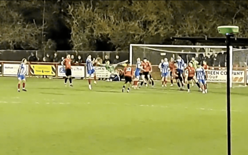 🎥 Il portiere sale sul corner e fa gol… in sforbiciata! MAGIA di Johnson 😳