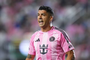 🎥 Suarez UMILIATO da una fan in India! La reazione al tunnel è 😂