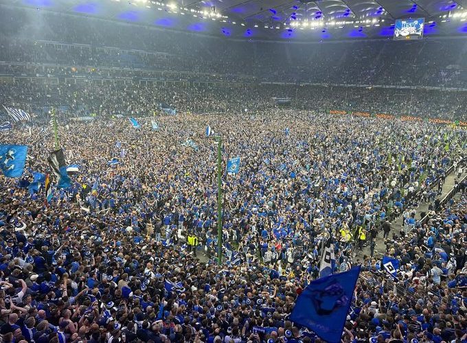 🔥 L’Amburgo dopo 7 anni torna in Bundesliga! I festeggiamenti sono 🤯