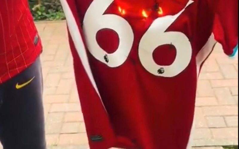 📸 Alexander-Arnold come Torres, tifosi del Liverpool bruciano la maglia dopo l’addio: “Traditore!” 😳