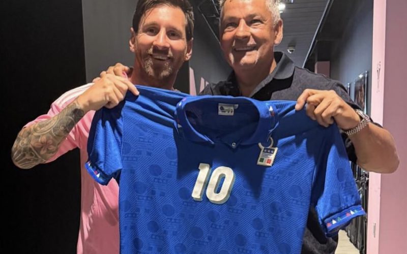 😍 Baggio incontra Messi e gli regala una maglia della Nazionale. La Pulce lo ringrazia 📸
