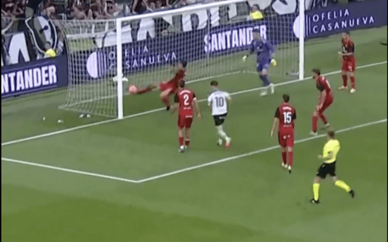 🎥 Autogol ASSURDO del Mirandes, il 3-3 del Racing sembra un bug 😂