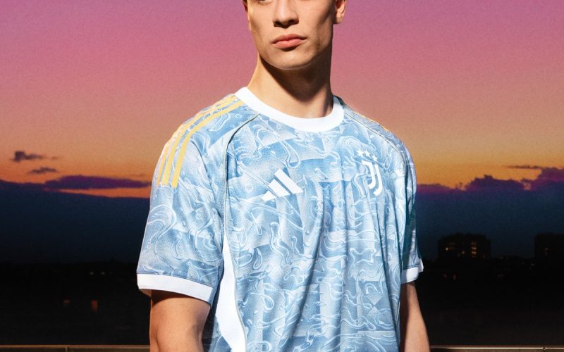 📸 Juve, il Kit Away è a tinte marine: maglia ispirata all’estate italiana 🏖️