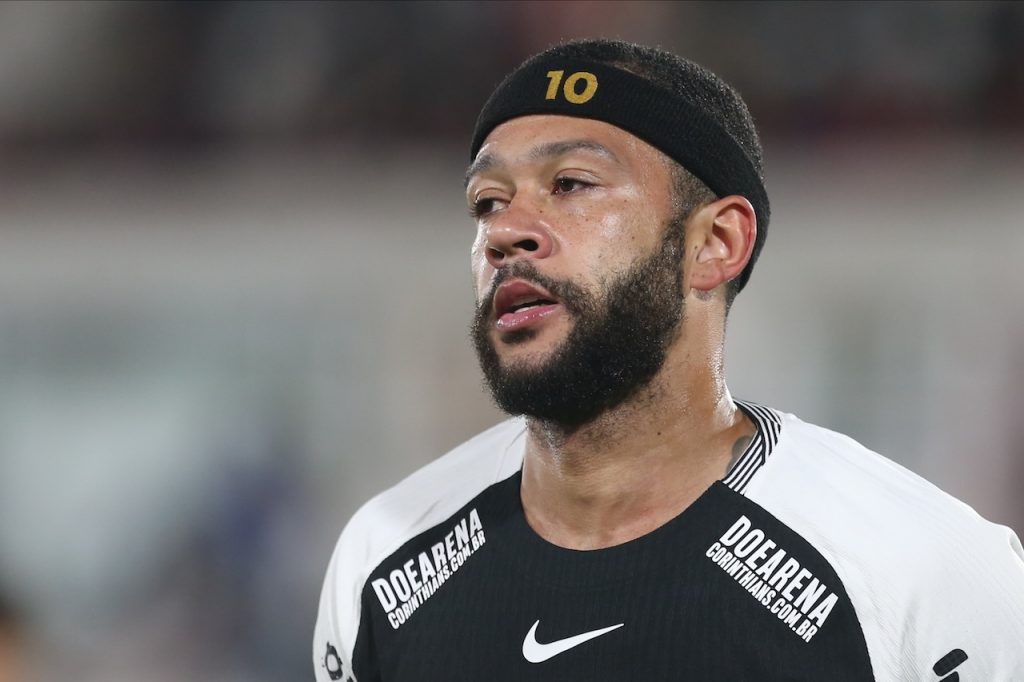 ❗ Depay beccato ad usare lo smartphone in panchina: ecco cosa rischia