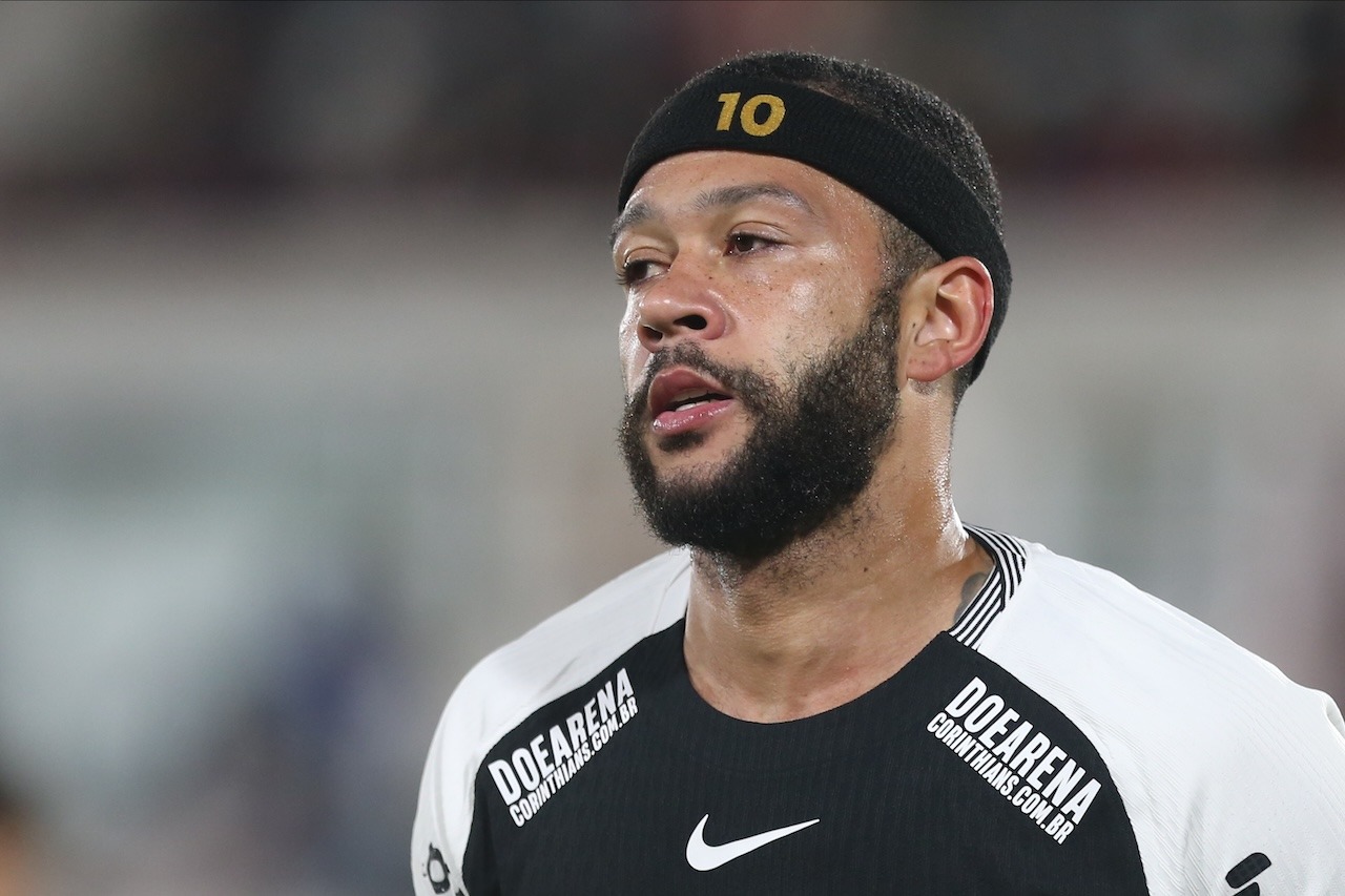 ❗ Depay beccato ad usare lo smartphone in panchina: ecco cosa rischia