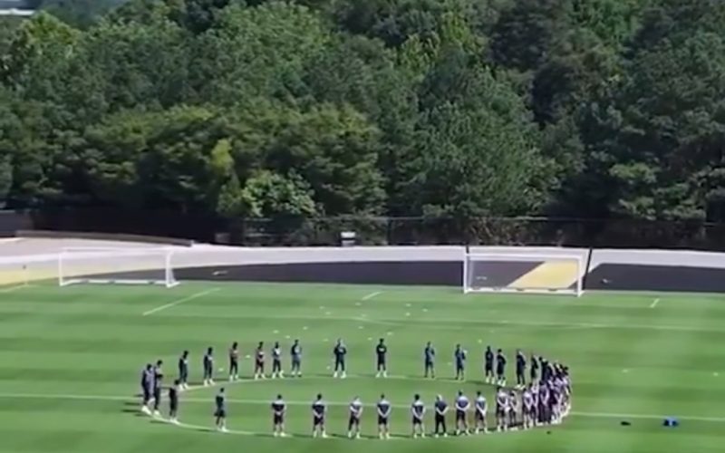 Minuto di silenzio per Diogo Jota prima dell’allenamento: il ricordo del PSG